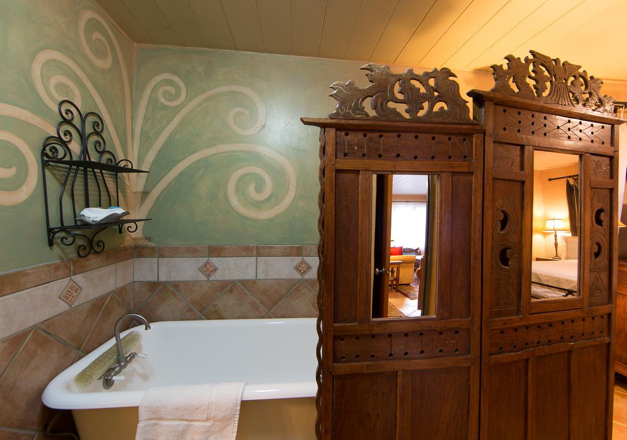 The Emerald Iguana Inn Охай Екстериор снимка
