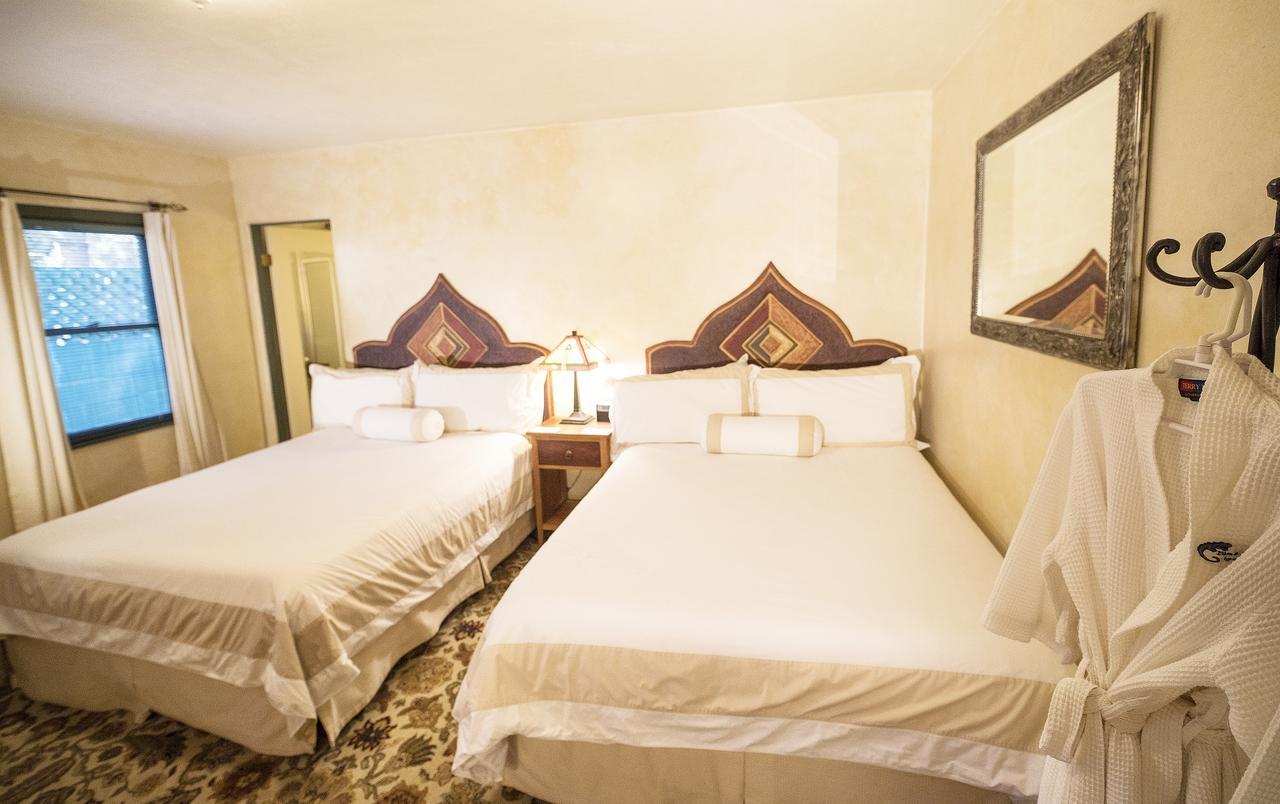 The Emerald Iguana Inn Охай Екстериор снимка
